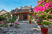  Außenansicht des Eingangstors zur Versammlungshalle von Fujian (Phuc Kien). Antike Stadt Hoi An, Provinz Quang Nam, Vietnam. 