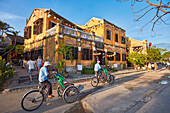  Cyclos-Fahrten in der Altstadt von Hoi An. Provinz Quang Nam, Vietnam. 