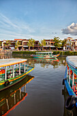  Bunte Boote auf dem Fluss Thu Bon in der Altstadt von Hoi An. Hoi An, Provinz Quang Nam, Vietnam. 