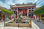  Drachenbrunnen in der kantonesischen Versammlungshalle (Quang Trieu). Antike Stadt Hoi An, Provinz Quang Nam, Vietnam. 