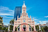  Außenansicht der Kathedrale von Da Nang (Basilika des Heiligen Herzens Jesu). Stadt Da Nang, Vietnam. 