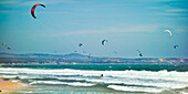  Ein Kiteboarder wird von einem Powerkite über das Wasser gezogen. Mui Ne, Provinz Binh Thuan, Vietnam. 