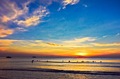  Menschen baden bei Sonnenuntergang im Meer. Insel Phu Quoc, Vietnam. 