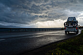 Schweden, Norrbottens län, Abisko, Torneträsk See, Wohnmobil auf Straße mit Seeblick