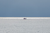 Norwegen, Finnmark, Varangerhalvøya, Vardø, Boot Fischkutter im Meer