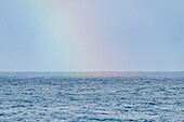 Norwegen, Finnmark, Varangerhalvøya, Berlevåg, Blick auf Meer mit Detail Regenbogen