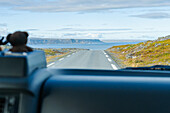 Norwegen, Finnmark, Varangerhalvøya, Landschaftsroute Varanger, Blick durch Autofenster von Wohnmobil auf Küstenstraße