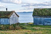 Norwegen, Finnmark, Varangerhalvøya, Hamningberg, Holzhütten an Küste