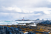 Norwegen, Finnmark, Varangerhalvøya, Berlevåg, Leuchtturm an Küste