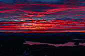 Finnland, Kuusamo, Ruka, Aussicht auf Seelandschaft mit Abendrot nach Sonnenuntergang