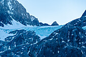 Norwegen, Lyngen Alps, Blåvatnet-See, Berg mit Gletscher