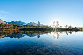 Norwegen, Lyngenalpen, Spiegelung Berge und Wald im See