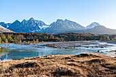 Norwegen, Lyngenalpen, Fluss und Berge