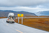 Norwegen, Magerøya, Nordkapphalvøya, Wohnmobil auf Straße neben Verkehrsschild Nordkapp