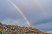 Norwegen, Magerøya, Nordkapphalvøya, Regenbogen