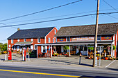  Historic wooden houses with cafes and shops in Bird-in-Hand in the Pennsylvania Dutch Country in Pennsylvania, USA 