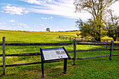  Birmingham Hill on the Brandywine Battlefield Trail with a view of the historic battlefield in the American Revolutionary War (American War of Independence) 1777 and information board in the Brandywine Valley near Birmingham Hill, Chester County, Pennsylvania, USA 