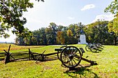  Cannons and equestrian monument as memorials for the fallen soldiers of Brooke&#39;s Battery in the American Civil War in the Gettysburg National Military Park in Gettysburg, Adams County, Pennsylvania, USA 