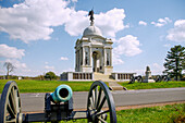  Pennsylvnia Memorial and cannons at Gettysburg National Military Park in Gettysburg, Adams County, Pennsylvania, USA 