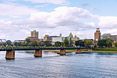  Market Street Bridge over the Susquehanna River and view of Capitol District in Harrisburg, Dauphin County, Pennsylvania, USA 