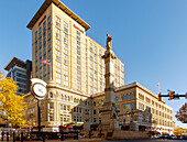 Penn Square with Soldiers and Sailors Monument and the historic Watt & Shand Building (Marriott Hotel) in Historic Downtown in Lancaster in Pennsylvania Dutch Country, Pennsylvania, USA