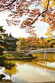 Hyangwonjeong Pavilion in Seoul, nahe des Gyeongbokgung Palace, Südkorea