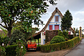 traditionelles Reetdachhaus bei Quinta do Furao, Santana, Insel Madeira, Atlantik, Portugal