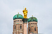  Munich, Marian column in front of the towers of the Frauenkirche, Bavaria, Germany 