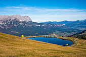 Blick vom Speichersee am Hartkaiser zur Bergkette Wilder Kaiser im Spätherbst, Ellmau, Ostalpen, Tirol, Österreich