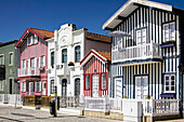 Farbenfrohe Häuser am Strand Praia da Costa Nova, Gafanha da Encarnação, Aveiro, Distrikt Aveiro, Region Centro, Portugal