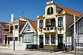 Farbenfrohe Häuser am Strand Praia da Costa Nova, Gafanha da Encarnação, Aveiro, Distrikt Aveiro, Region Centro, Portugal