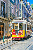 Linie 8 der typischen historischen Straßenbahn 'Carros eléctricos de Lisboa' um den Platz Praca do Comercio, Altstadt  Baixa Pombalina, Lissabon, Region Lisboa, Portugal