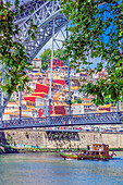 Blick durch die Brücke Ponte Luís I über den Fluss Douro auf die Altstadt Cais da Ribeira, Porto, Portugal