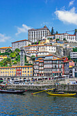 Blick auf bunte Häuser mit Bischofspalast Paço Episcopal,  Altstadt Ribeira am Fluss Douro, Porto, Portugal