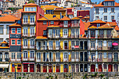 Blick auf bunte Häuser in der Altstadt Ribeira am Fluss Douro, Porto, Portugal