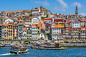 Blick auf die Altstadt Ribeira mit Fluss Douro und Ausflugsbooten, Porto, Portugal