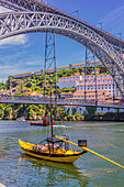 Blick vom Altstadtviertel Ribeira auf die gegenüberliegende Seite Vila Nova de Gaia mit Ponte Dom Luís I und Rabelo-Boot auf dem Fluss Douro, Porto, Portugal