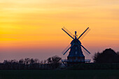 Windmühle Borgsum bei Sonnenuntergang, Insel Föhr, Nordfriesland, Schleswig-Holstein, Deutschland