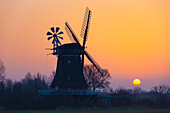 Windmühle Oldsum bei Sonnenaufgang, Insel Föhr, Nordfriesland, Schleswig-Holstein, Deutschland