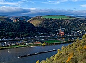 Blick im das Rheintal, Schönburg und Liebfrauenkirche in Oberwesel, Oberes Mittelrheintal, Rheinland-Pfalz, Deutschland