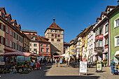 Fußgängerzone und das Schwarze Tor in der Altstadt in Rottweil, Baden-Württemberg, Deutschland