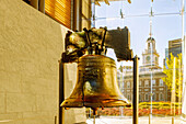  Liberty Bell in the Liberty Bell Center overlooking Independence Hall in Independence National Historic Park in the Historic Waterfront District in Philadelphia, Pennsylvania, USA 