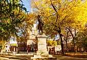  Independence Hall and Commodore Barry Memorial on Independence Square in Independence National Historic Park in the Historic Waterfront District in Philadelphia, Pennsylvania, USA 