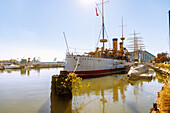 Penn's Landing am Delaware River mit dem historischen Flaggschiff USS "Olympia" und dem U-Boot "Uss Becuna" sowie im Hintergund der Viermaster "Moshulu" im Historic Waterfront District in Philadelphia, Pennsylvania, USA