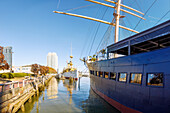  Penn&#39;s Landing on the Delaware River with the historic flagship USS &quot;Olympia&quot; and the submarine &quot;USS Becuna&quot; and in the foreground the four-master &quot;Moshulu&quot; in the Historic Waterfront District in Philadelphia, Pennsylvania, USA 