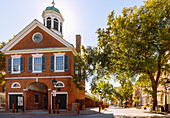  Head House Square with New Market and Head House in the Society Hill neighborhood in the Historic Waterfront District in Philadelphia, Pennsylvania, USA 