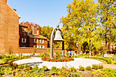 Benjamin Rush Garden mit Bicentennial Bell und Bishop William White's House im Independence National Historical Park im Historic Waterfront District in Philadelphia, Pennsylvania, USA