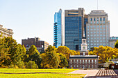  Independence Square with Independence Hall and Liberty Bell Center in the Historic Waterfront District in Philadelphia, Pennsylvania, USA 