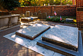  Christ Church Burial Ground with graves of Deborah and Benjamin Franklin in the Historic Waterfront District in Philadelphia, Pennsylvania, USA 