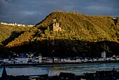 Blick von St. Goar auf die Altstadt von St. Goarshausen und Burg Katz im Abendlicht, Oberes Mittelrheintal, Rheinland-Pfalz, Deutschland